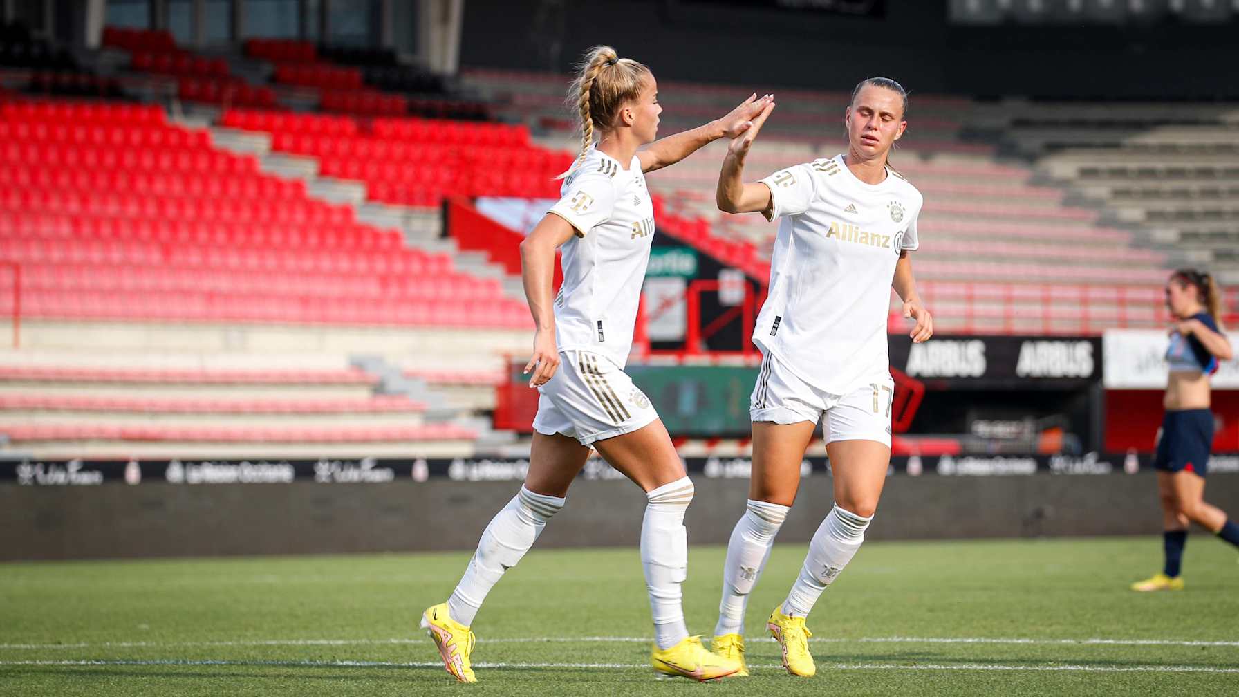 Giulia Gwinn beim Jubel nach ihrem Tor gegen den FC Barcelona beim AMOS Women's French Cup.
