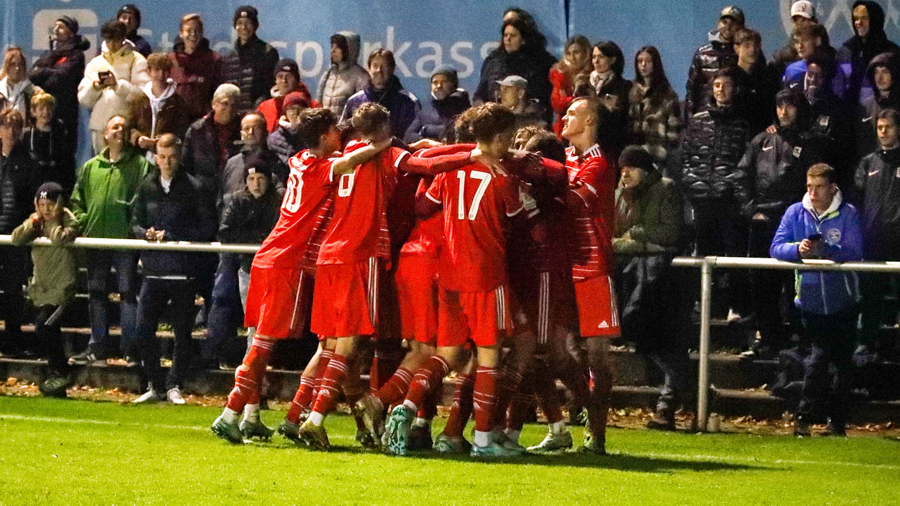 Die U17 des FC Bayern bejubelte ihren Derbysieg beim TSV 1860 München.