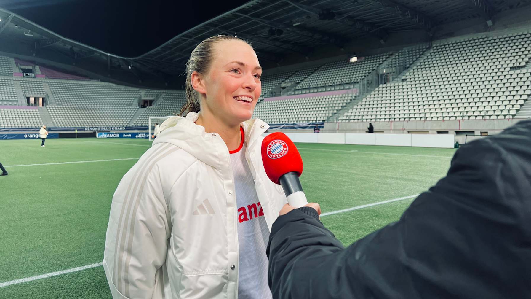 Die FC Bayern Frauen und Magdalena Eriksson nach dem PSG-Spiel.
