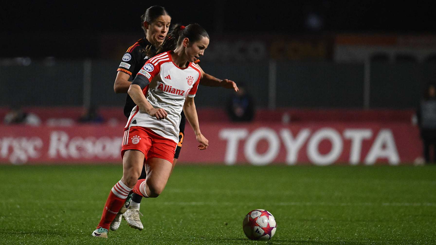 Tuva Hansen von den FC Bayern Frauen im Zweikampf