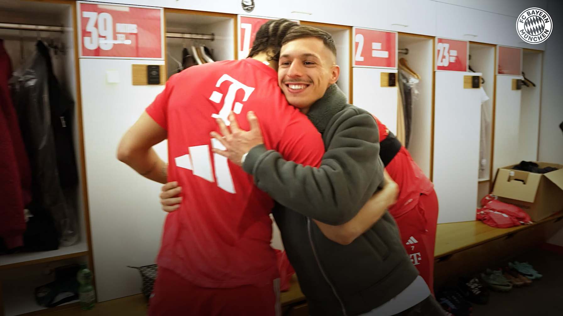 Bryan Zaragoza greeting his new Bayern teammates