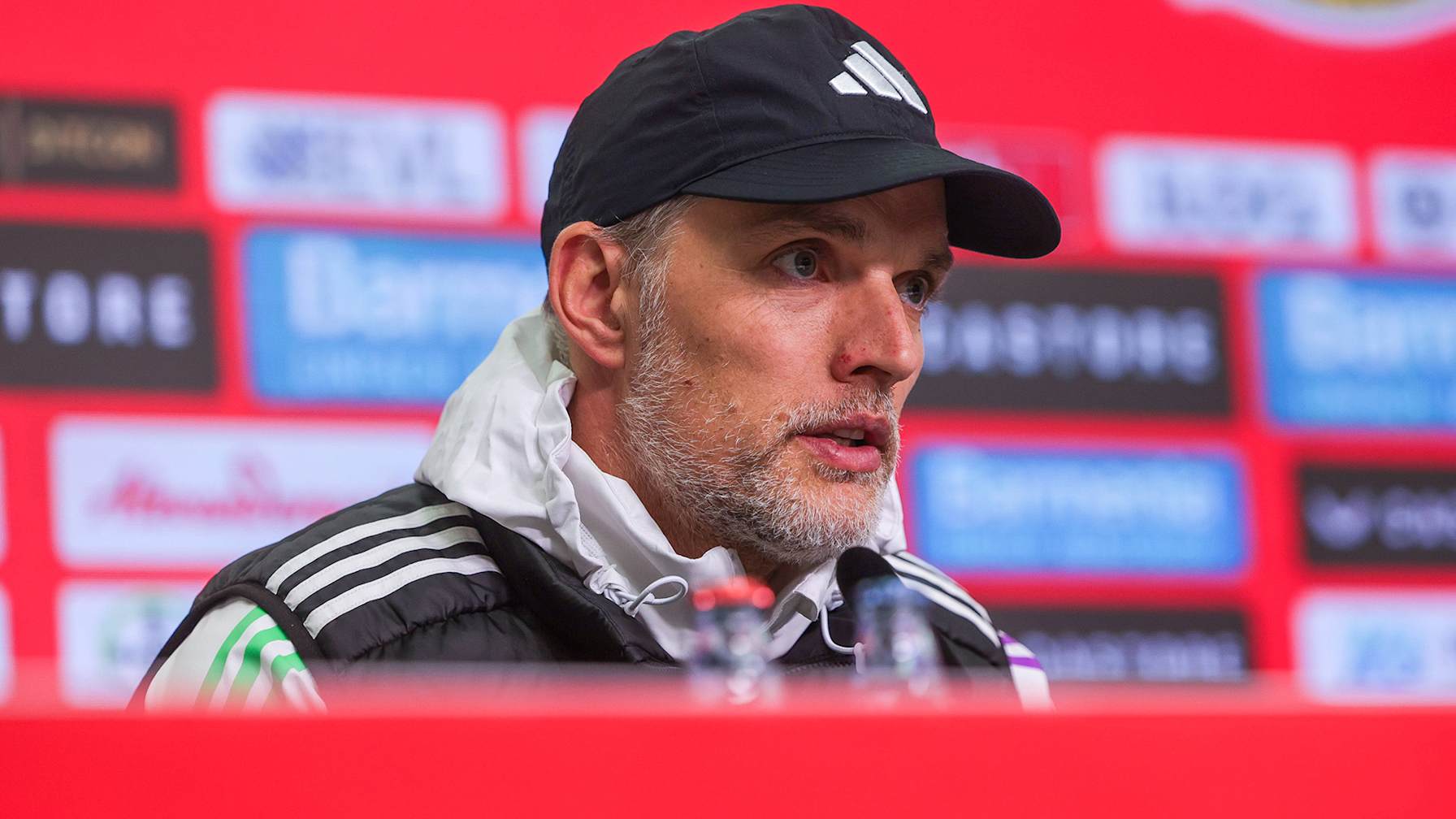 Thomas Tuchel auf der Pressekonferenz nach dem Bundesliga-Spiel des FC Bayern bei Bayer 04 Leverkusen
