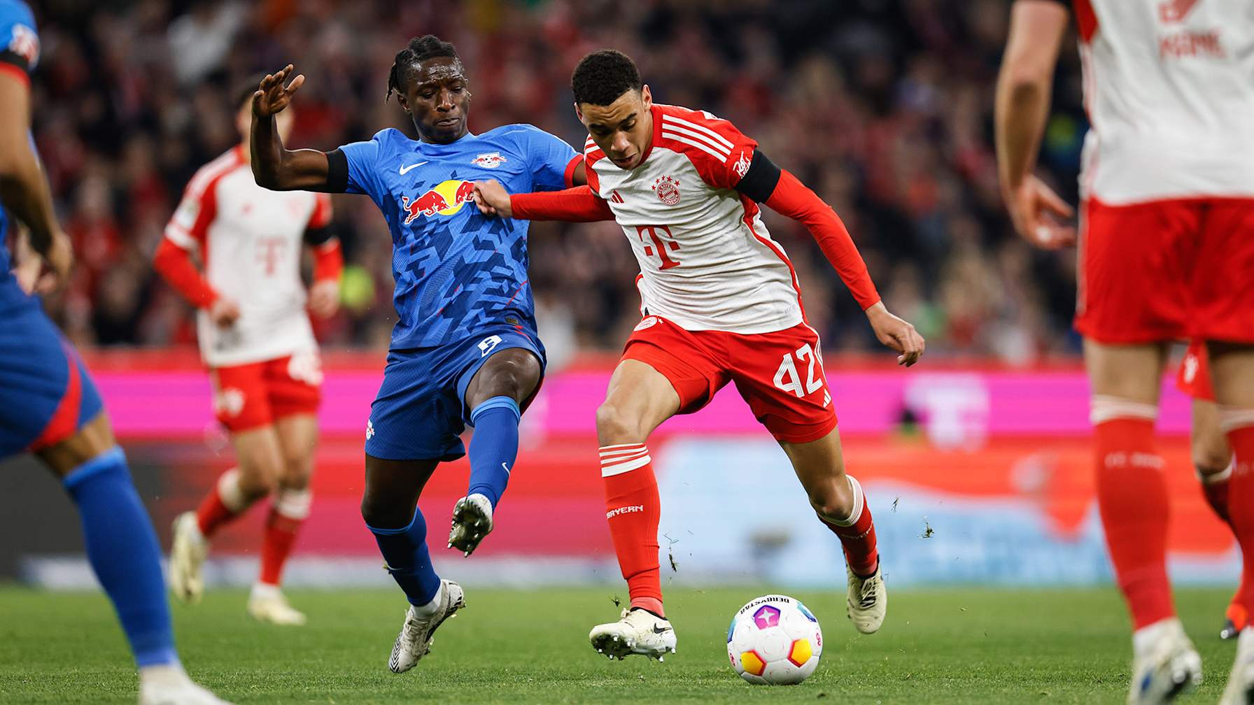 Spielszene aus dem Bundesliga-Duell FC Bayern vs RB Leipzig