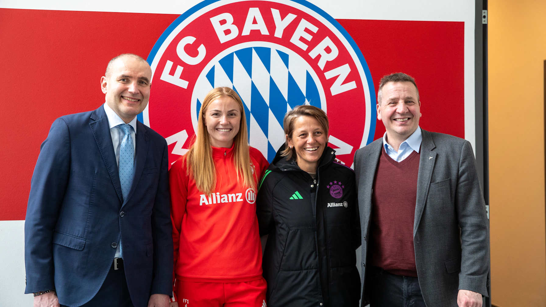 Der Präsident von Island hat Abteilungsleiterin Bianca Rech und die FCB-Frauen am FC Bayern Campus besucht.