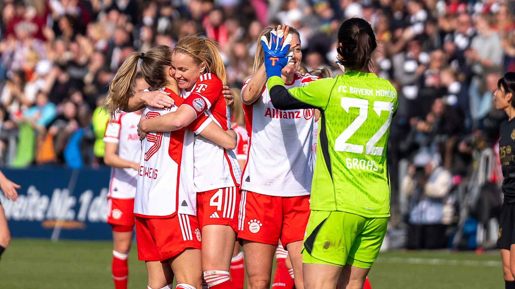 FC Bayern Frauen gegen den Eintracht Frankfurt