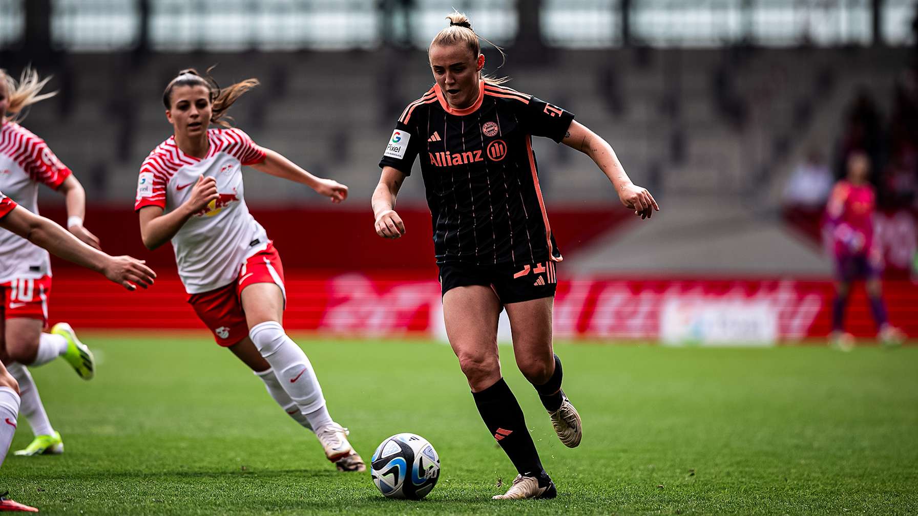 Georgia Stanway, Zweikampf, FC Bayern Frauen gegen RB Leipzig