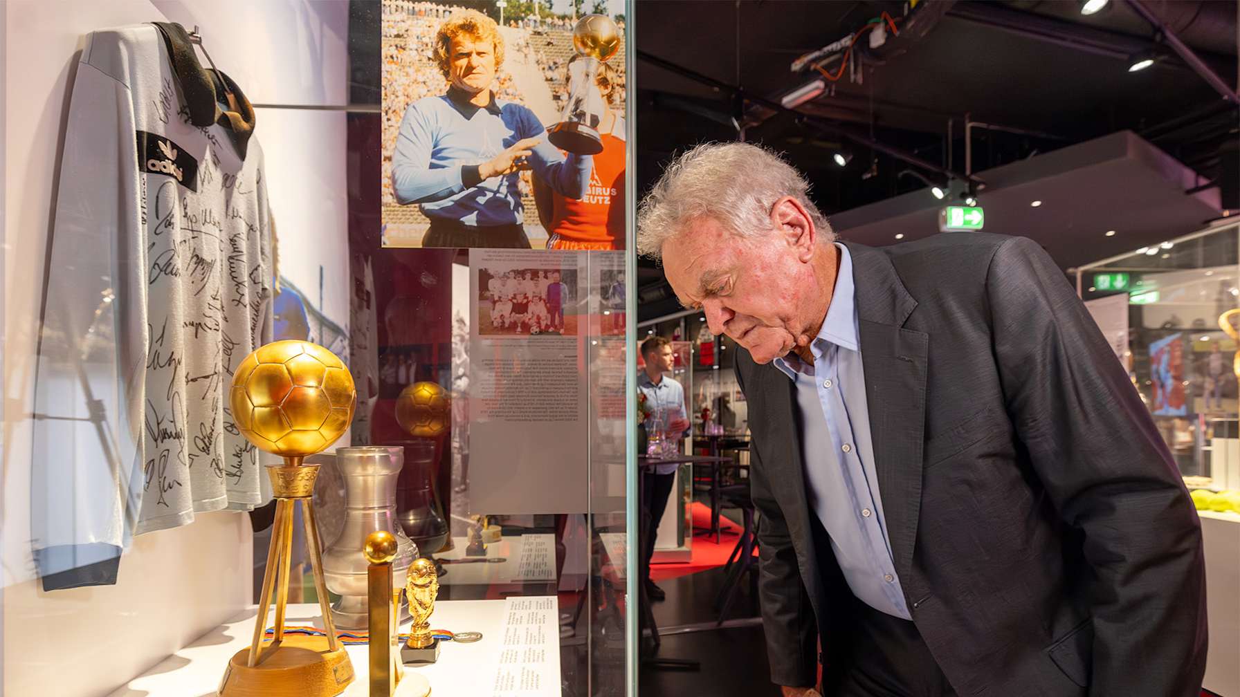 Sepp Maier contempla la exposición en el Museo del FC Bayern con motivo de su 80 cumpleaños.