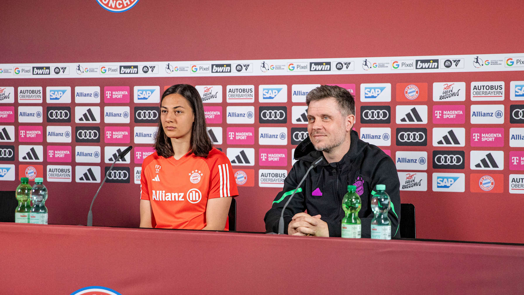 Pressetalk der FC Bayern Frauen vor dem Spiel in Wolfsburg