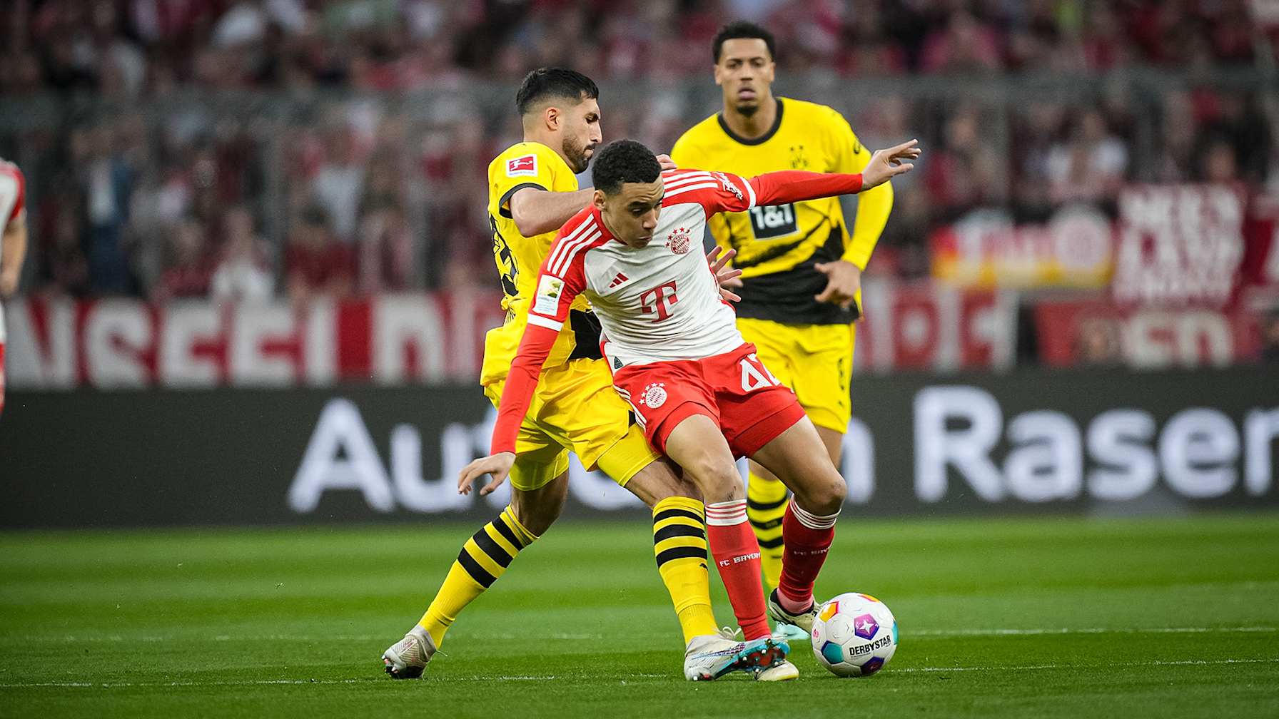 Spielszene aus dem Bundesliga-Duell FC Bayern vs Borussia Dortmund