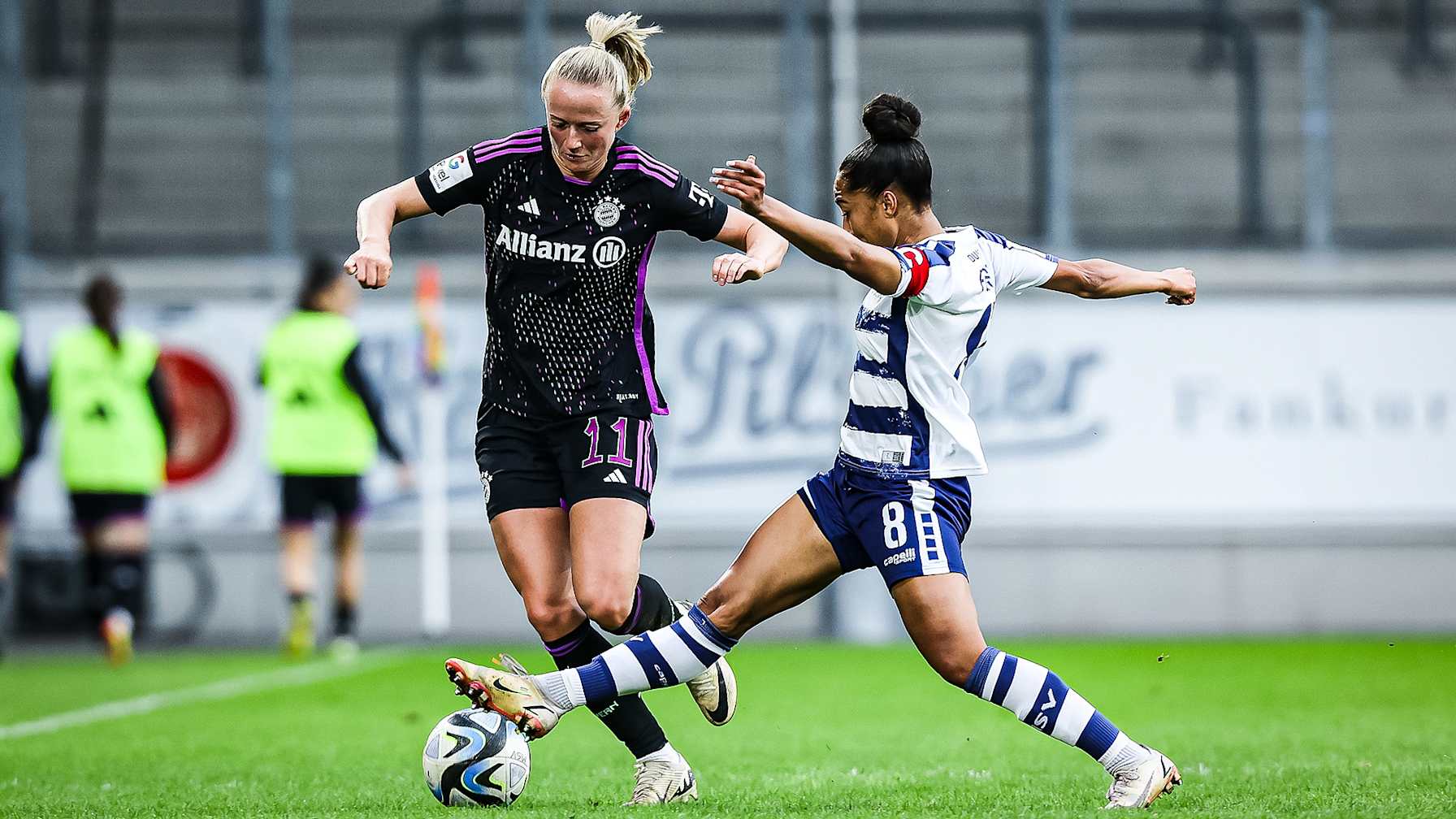 Lea Schüller, Zweikampf, FC Bayern Frauen auswärts beim MSV Duisburg
