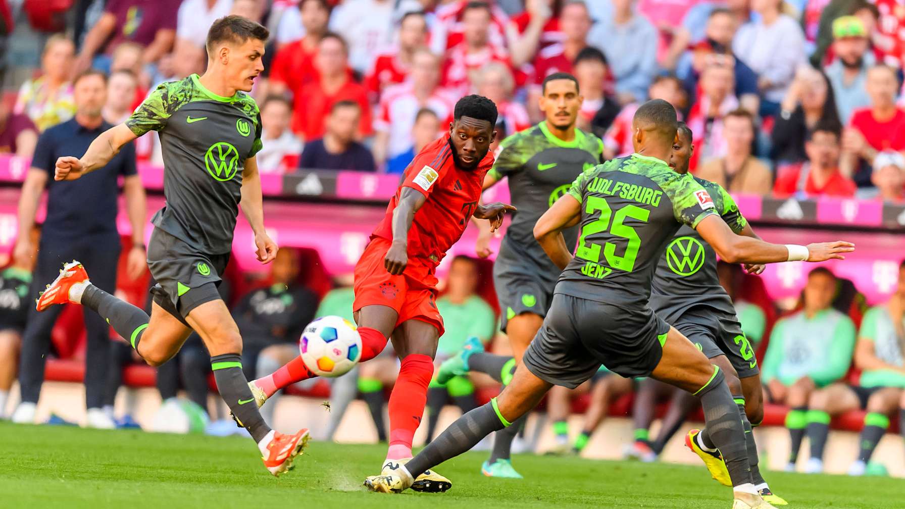 Spielszene aus dem Bundesliga-Spiel FC Bayern gegen VfL Wolfsburg