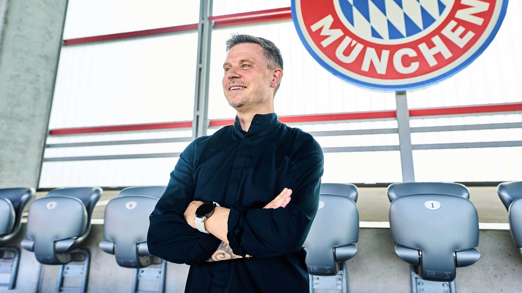 Alexander Straus verlängert seinen Vertrag mit den FC Bayern Frauen