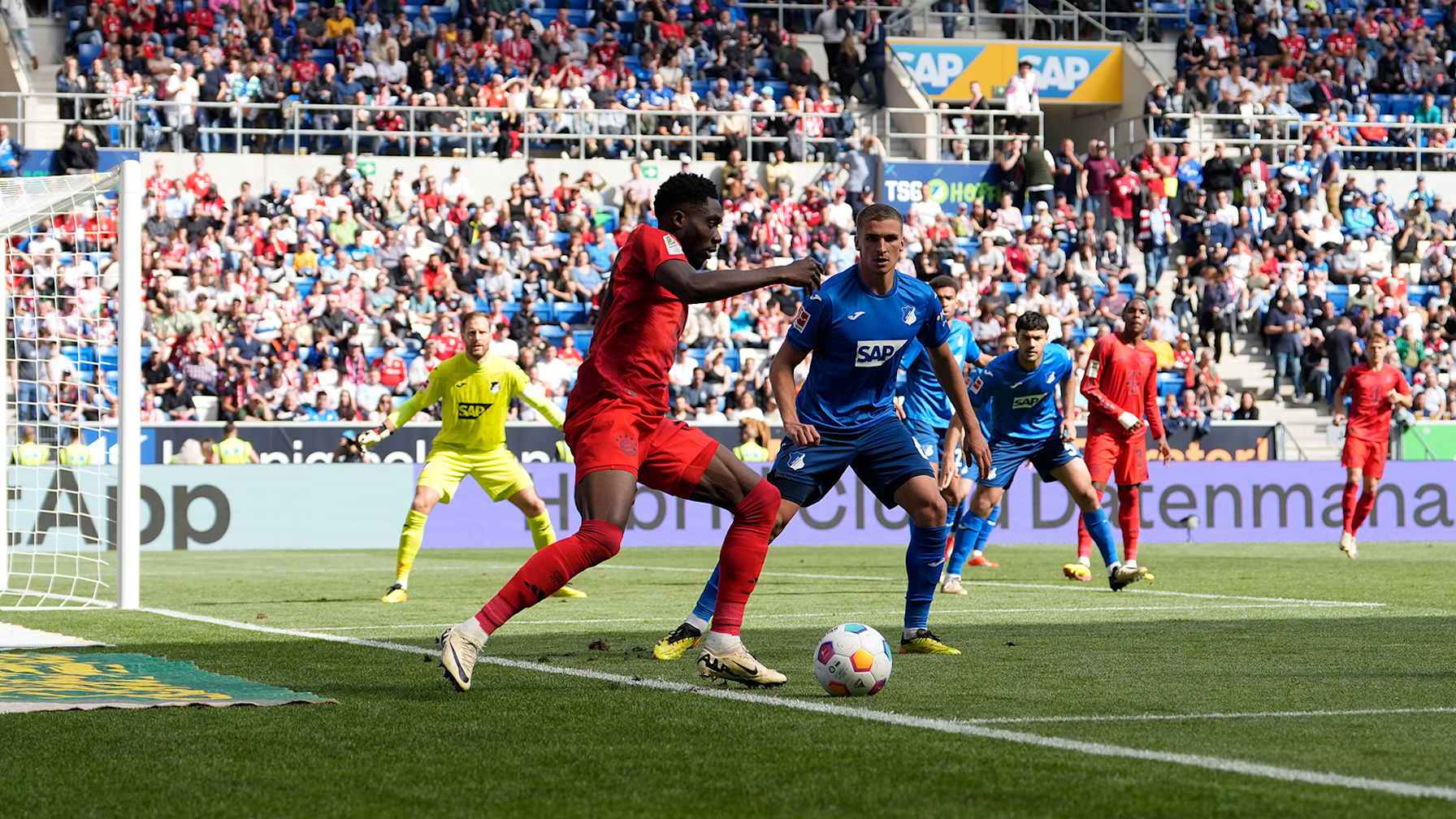 Spielszene aus dem Bundesliga-Duell TSG Hoffenheim vs. FC Bayern