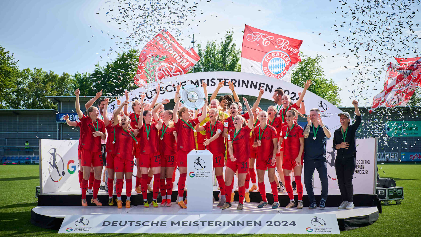 Die Schalenübergabe der FC Bayern Frauen