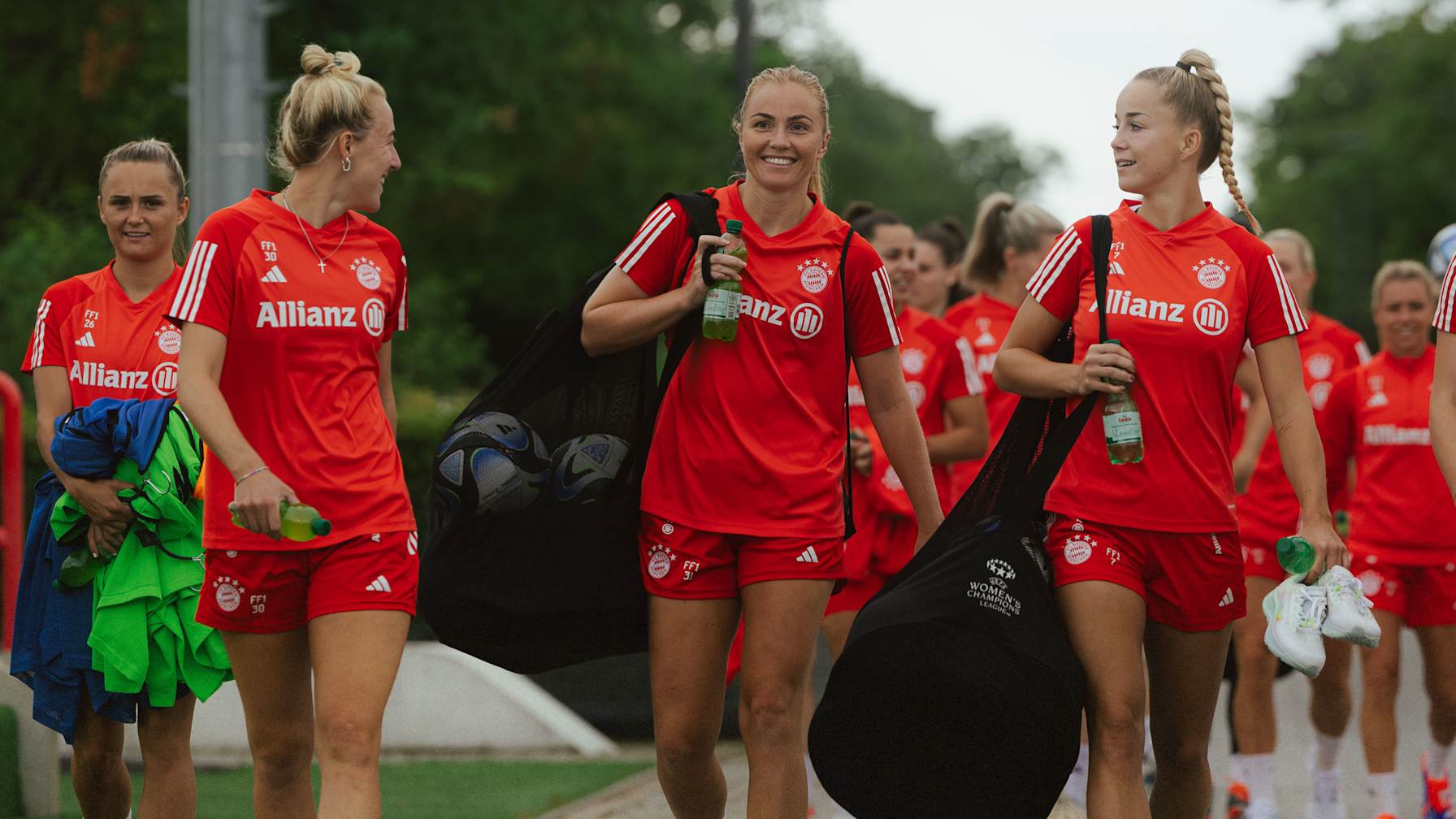 FC Bayern Frauen Training mit Giulia Gwinn, Carolin Simon und Glodis Viggosdottir