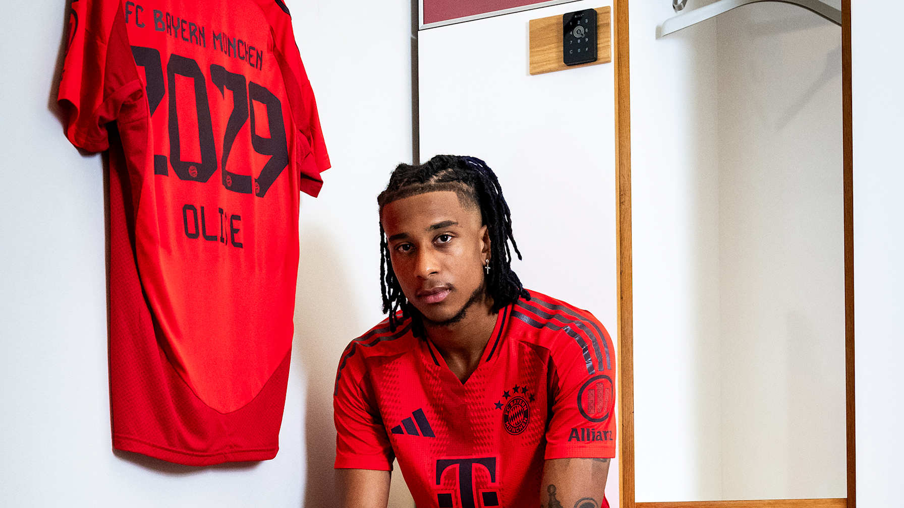 Michael Olise in der Kabine des FC Bayern