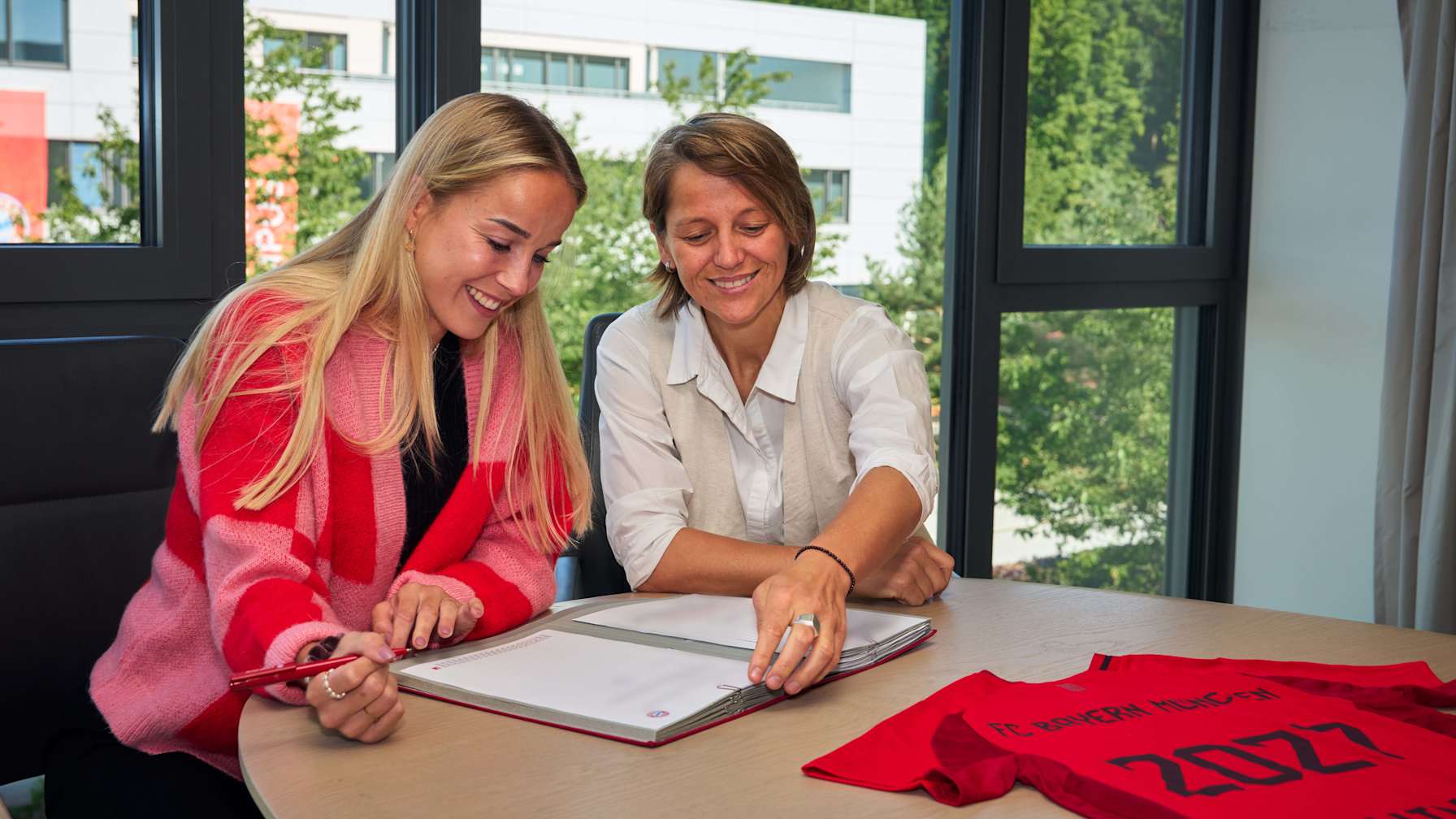 Giulia Gwinn unterschreibt ihre Vertragsverlaengerung bei den FC Bayern Frauen