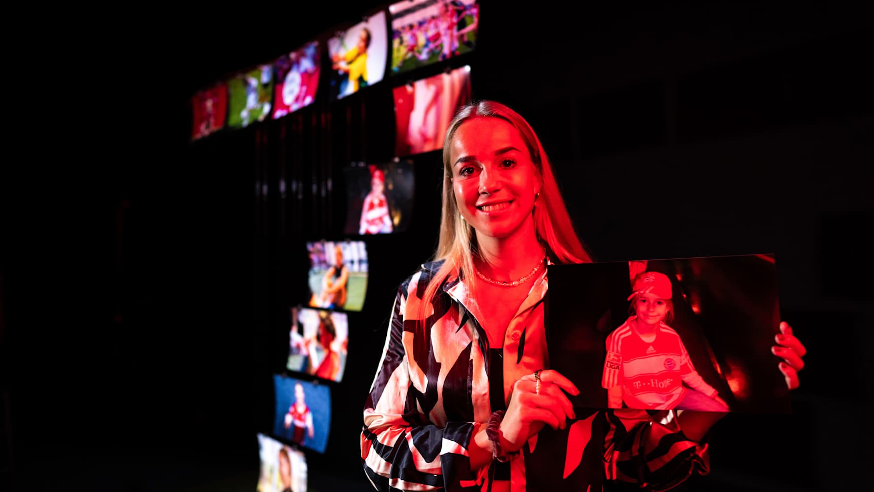 Giulia Gwinn zeigt ein Kinderfoto von sich im FC Bayern Trikot nach ihrer Vertragsverlaengerung bis 2027