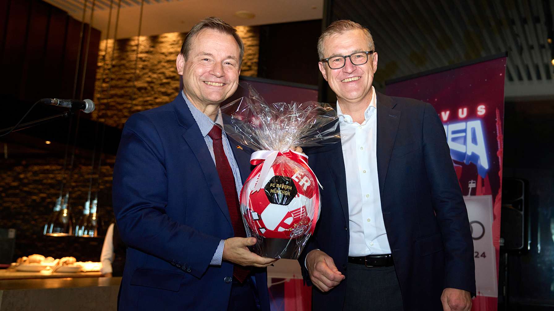 Jan-Christian Dreesen con el embajador Wilfried Schmidt.