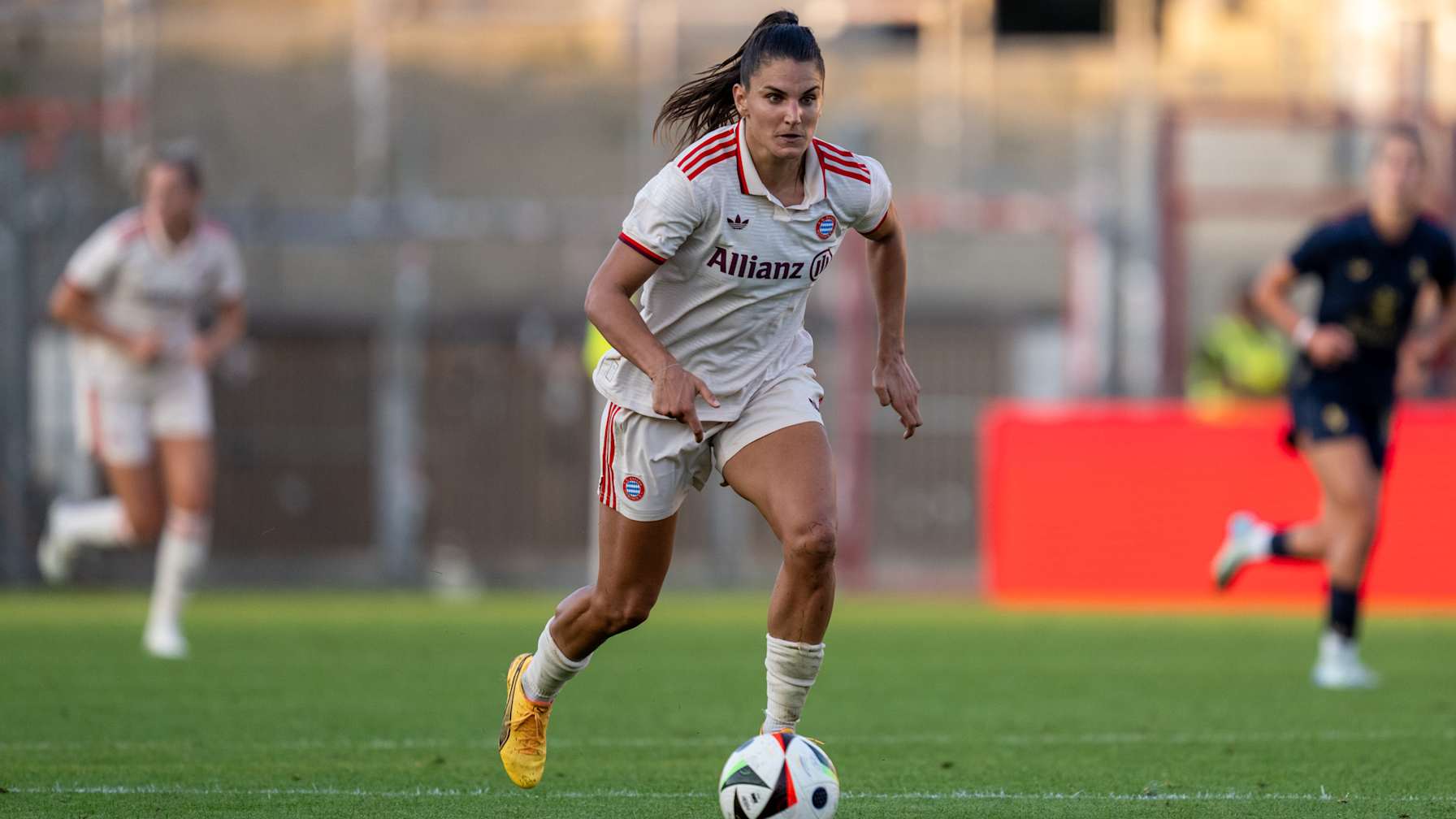 Jovana Damnjanović von den FC Bayern Frauen im Testspiel gegen Juventus Turin