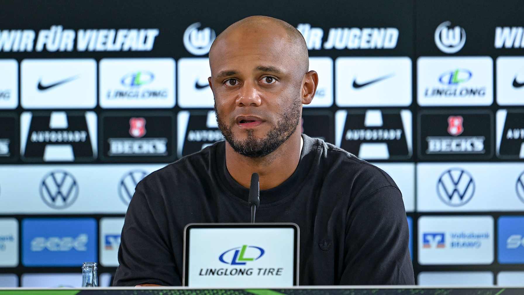 Vincent Kompany auf der Pressekonferenz nach dem Bundesliga-Spiel des FC Bayern beim VfL Wolfsburg