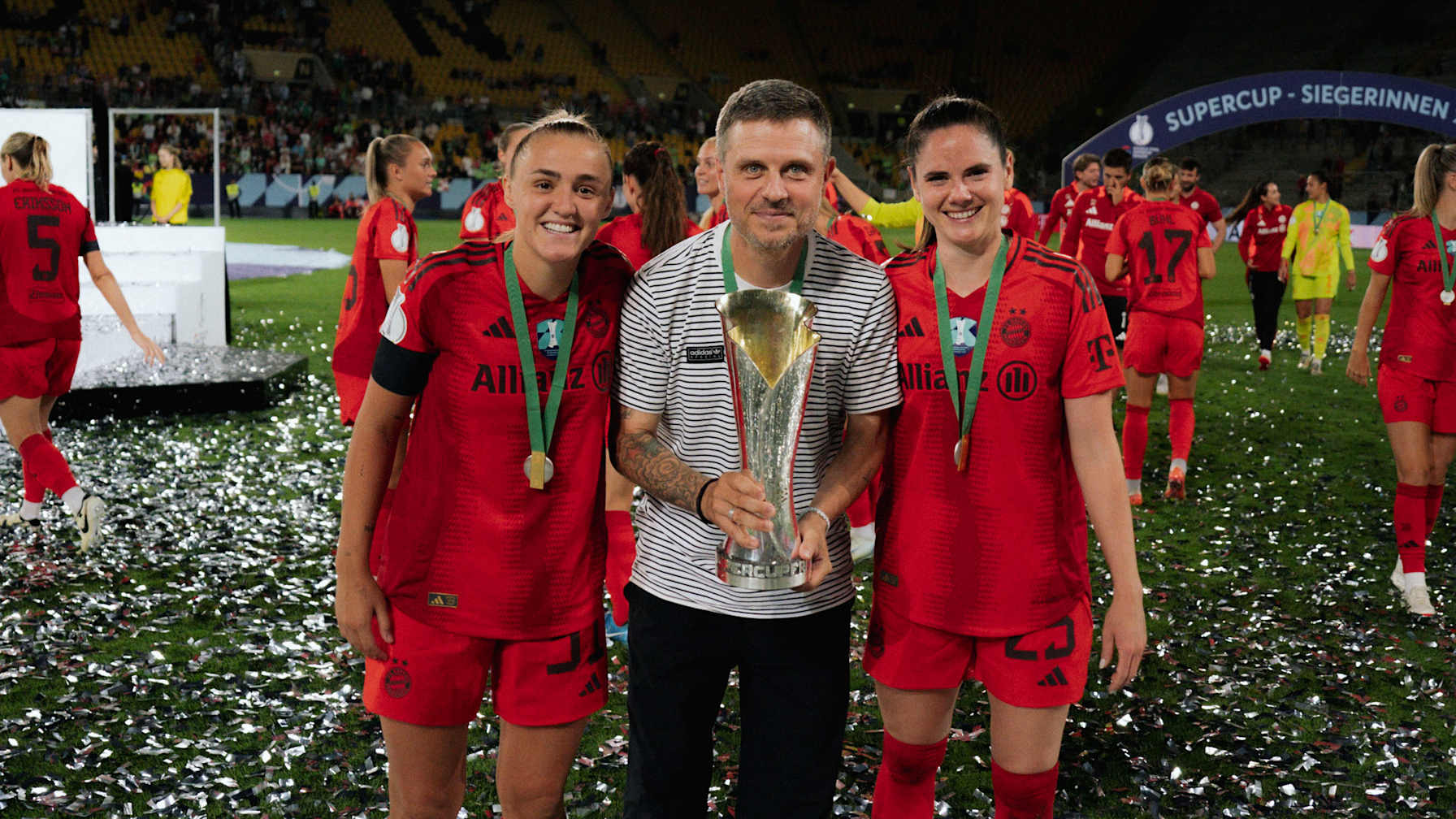 Georgia Stanway, Alexander Straus und Sarah Zadrazil mit dem Supercup Pokal.