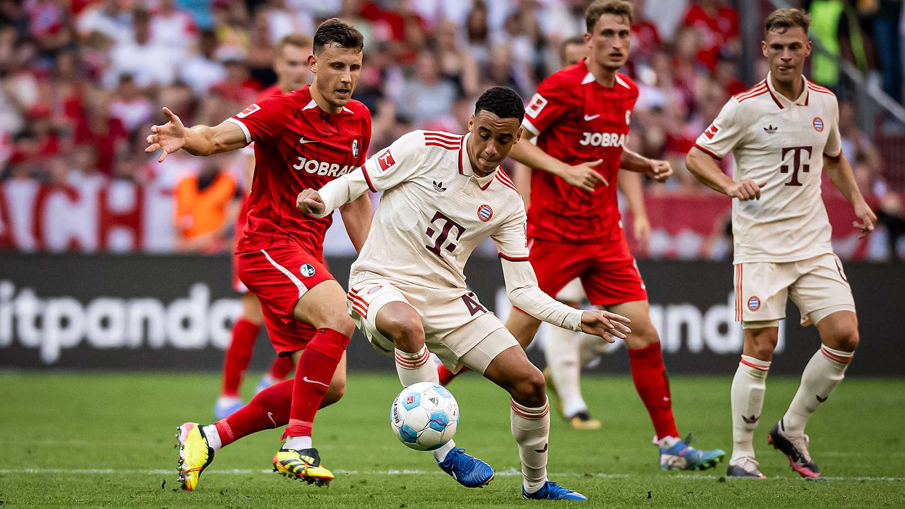Spielszene aus dem Bundesliga-Spiel FC Bayern gegen SC Freiburg