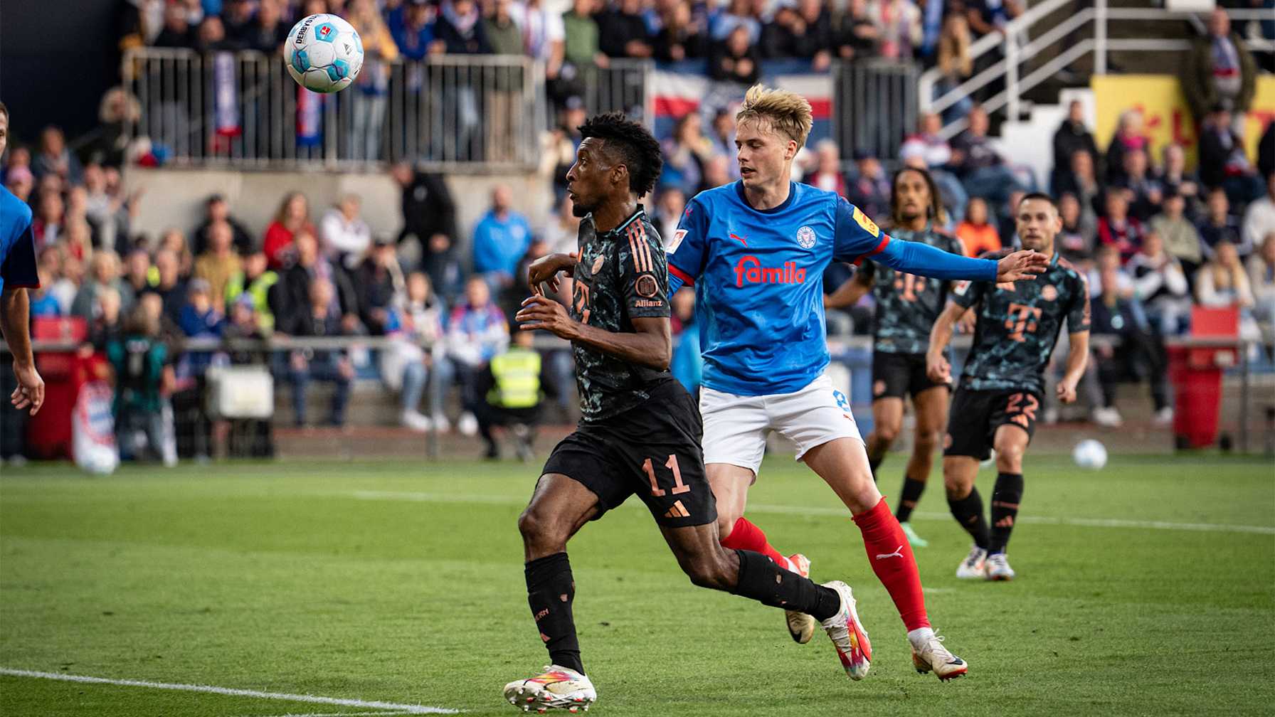 Spielszene aus der Bundesliga-Partie Holstein Kiel - FC Bayern