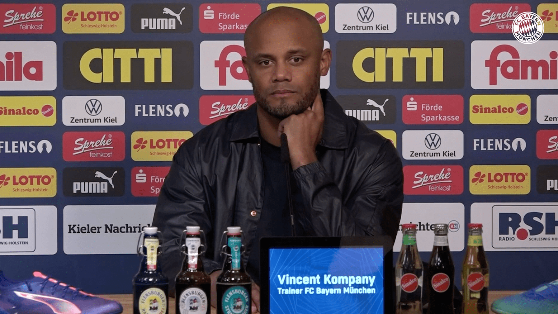 Vincent Kompany auf der Pressekonferenz nach dem Bundesliga-Spiel des FC Bayern bei Holstein Kiel