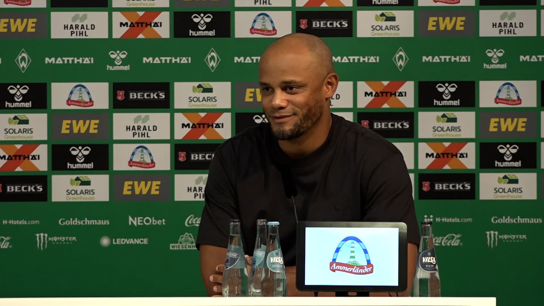 Vincent Kompany auf der Pressekonferenz nach dem Bundesliga-Spiel des FC Bayern bei Werder Bremen.