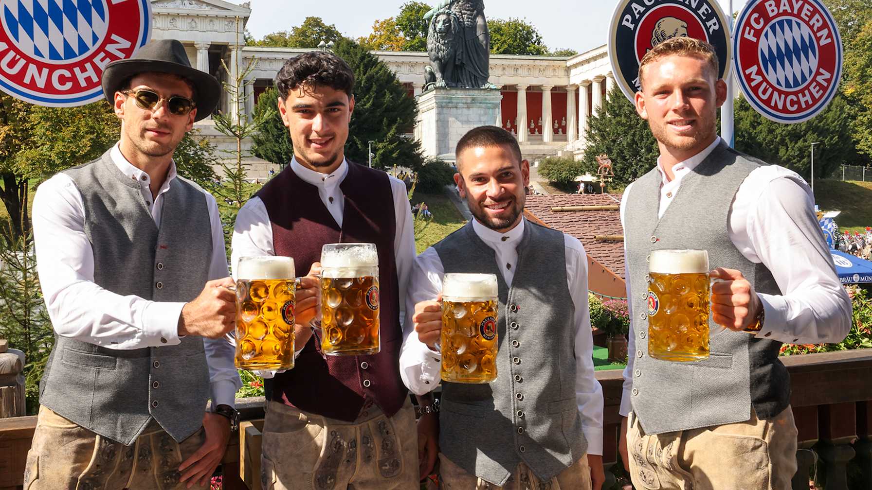 Spieler des FC Bayern auf dem Münchner Oktoberfest