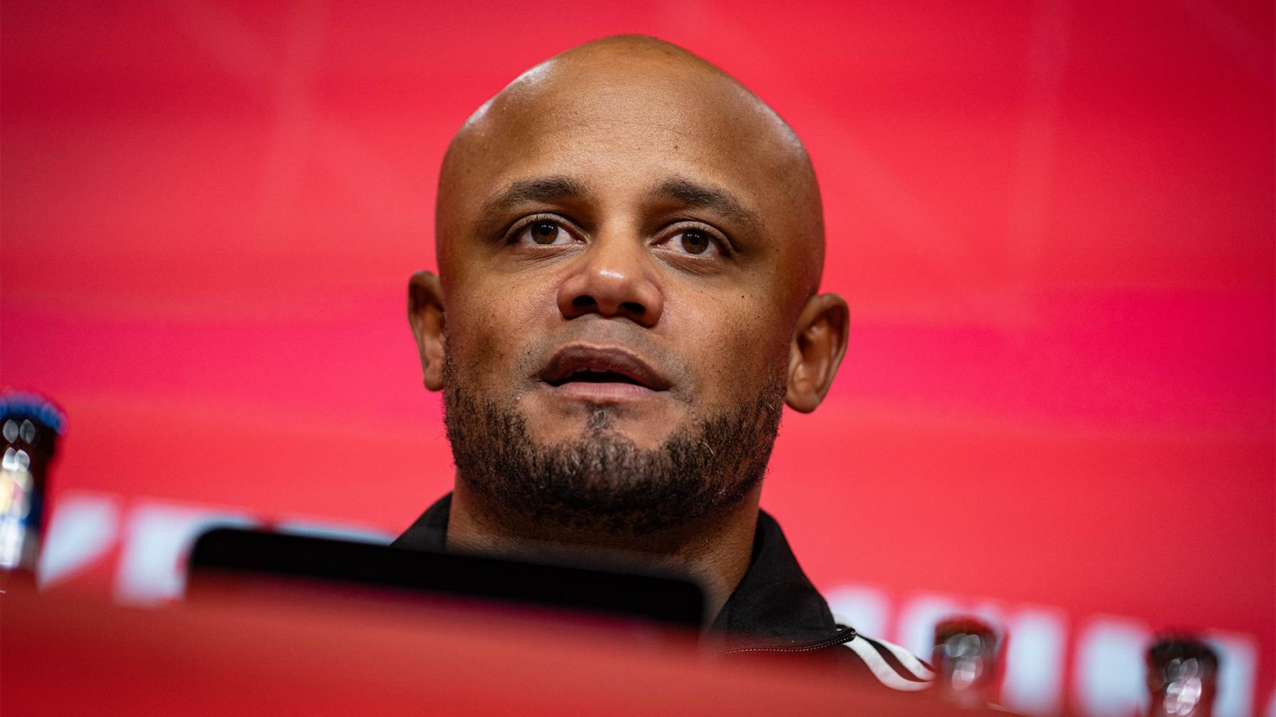 Vincent Kompany auf der Pressekonferenz nach dem Bundesliga-Spiel des FC Bayern gegen Bayer 04 Leverkusen