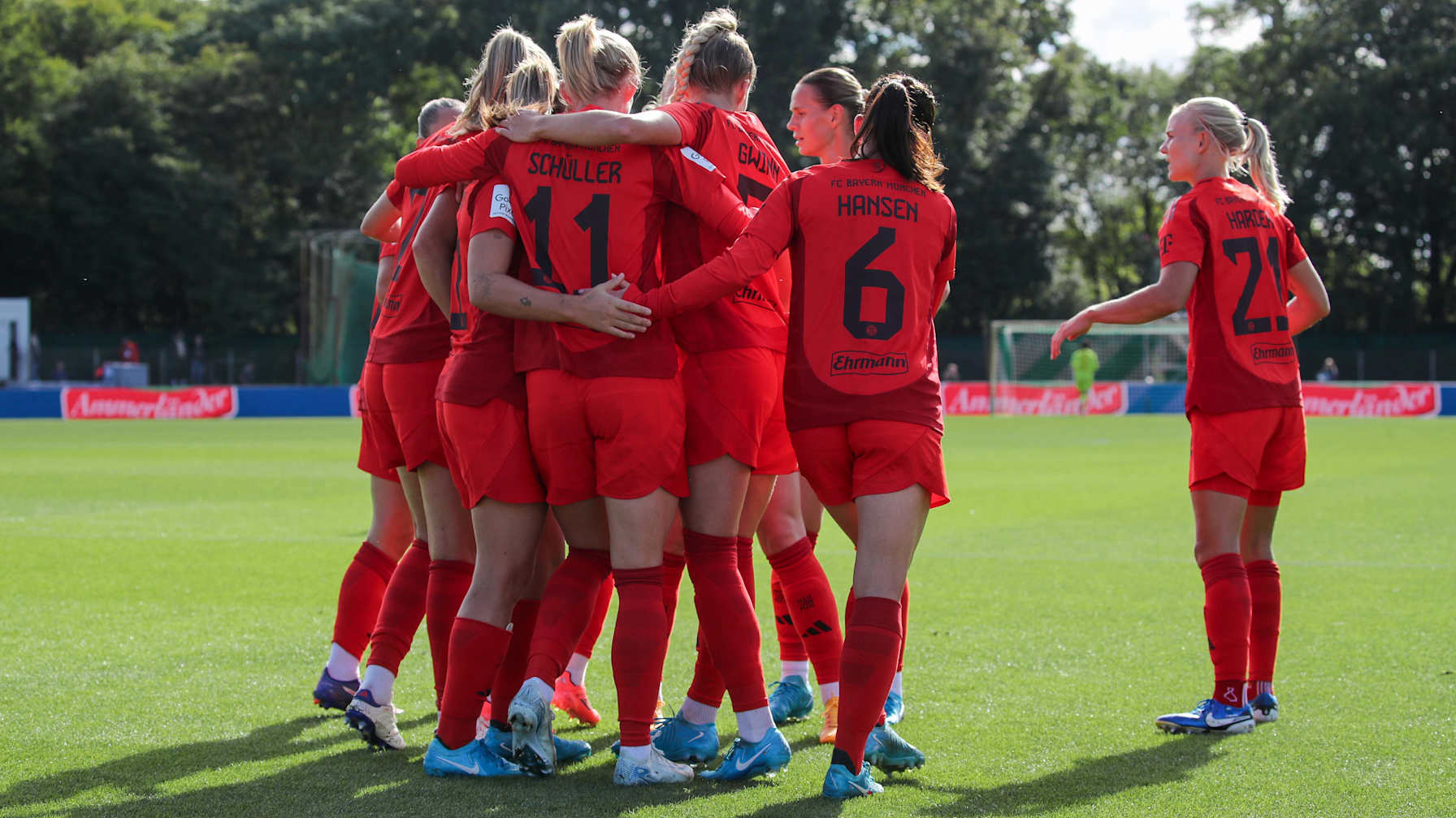 Jubel der FC Bayern Frauen beim Spiel in Bremen