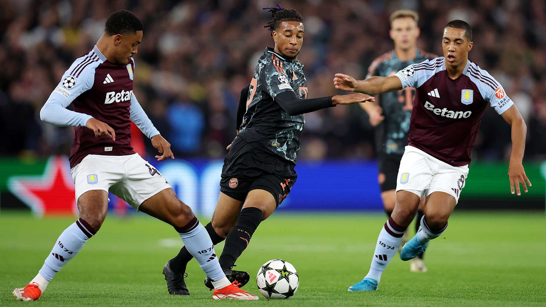 Spielszene aus der Partie FC Bayern bei Aston Villa
