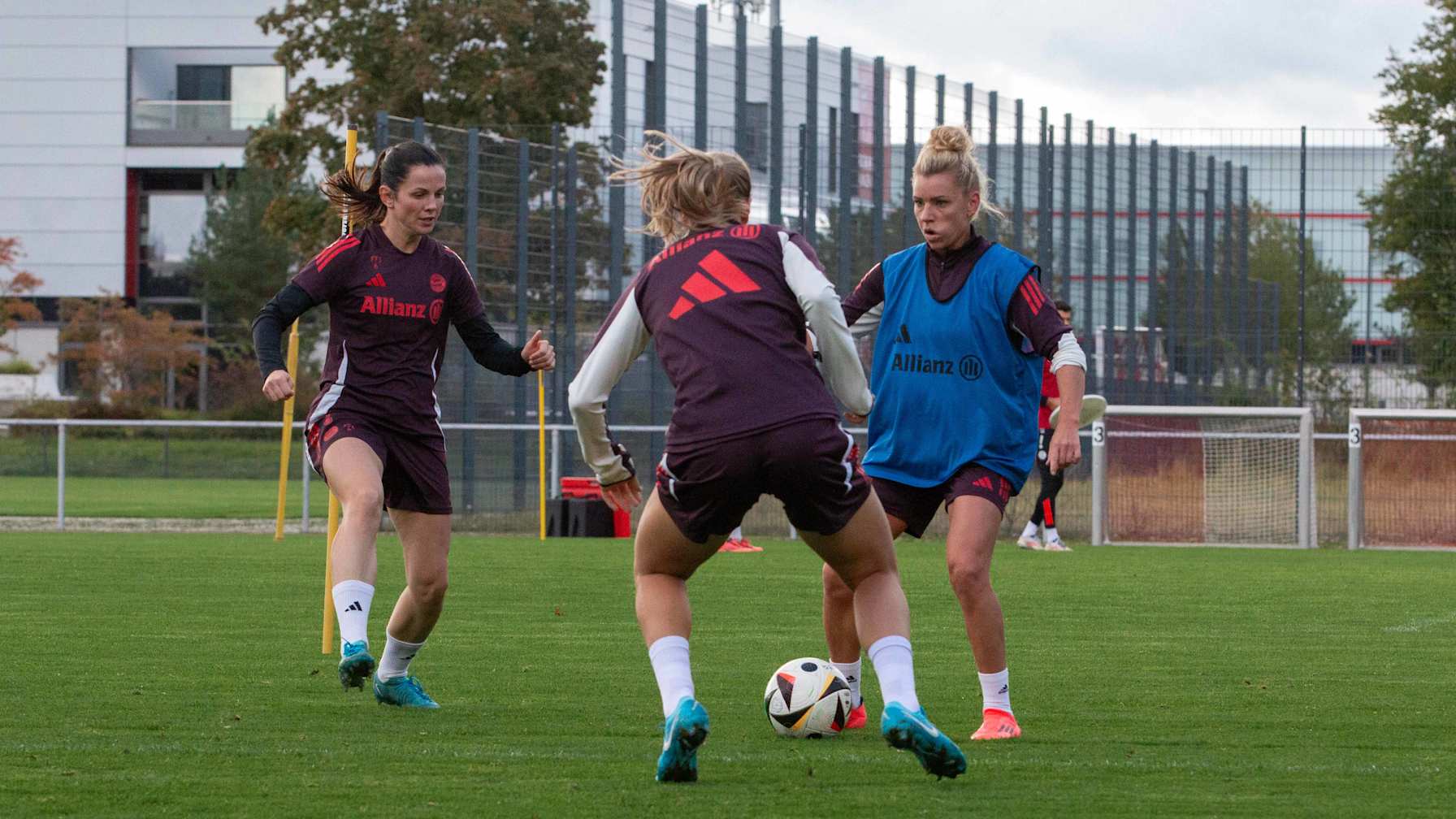 Linda Dallmann während des Trainings der FC Bayern Frauen
