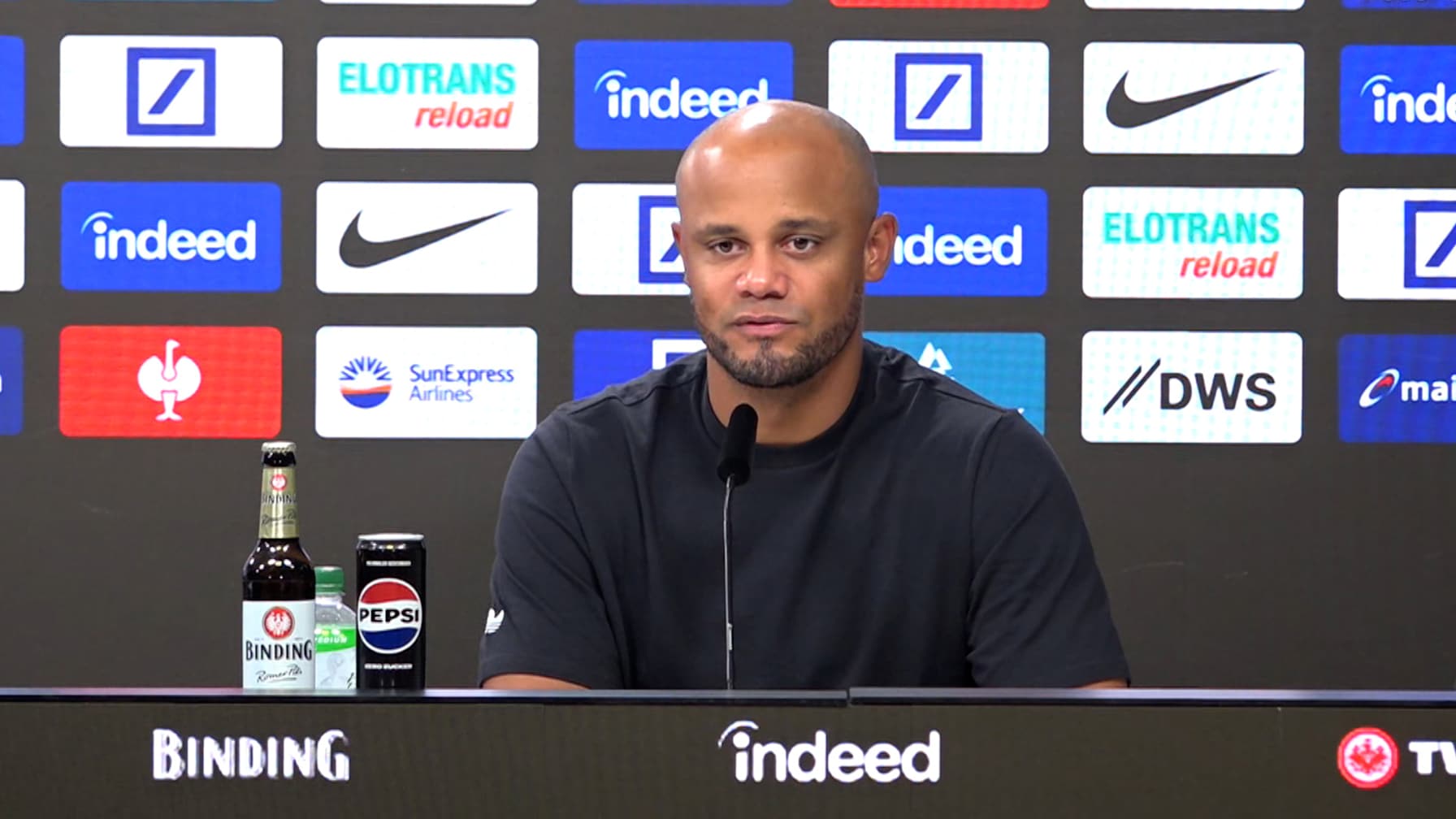 Vincent Kompany auf der Pressekonferenz nach dem Bundesliga-Spiel des FC Bayern bei Eintracht Frankfurt
