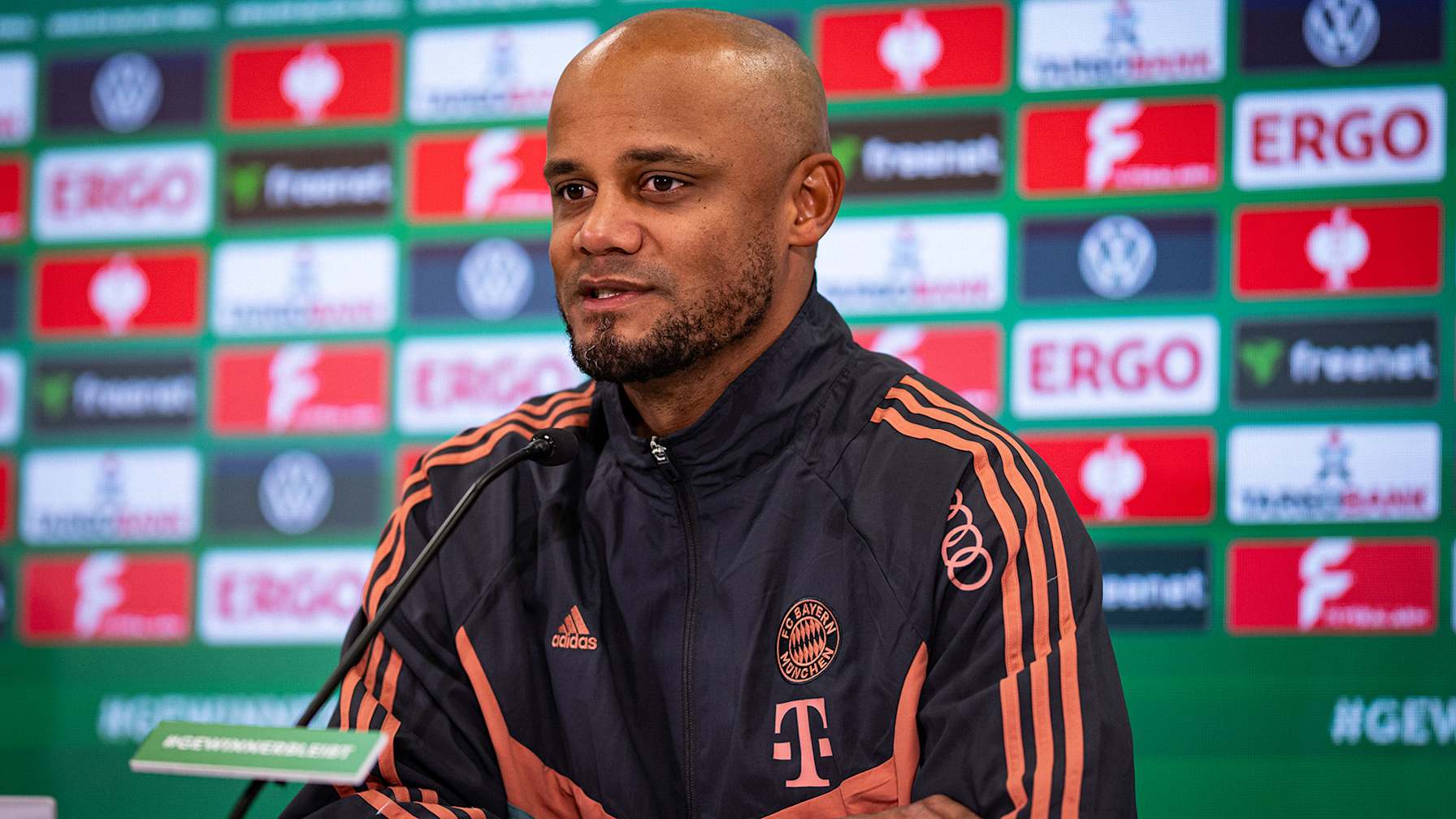Vincent Kompany spricht auf der Pressekonferenz nach dem DFB-Pokalspiel des FC Bayern beim 1. FSV Mainz 05.