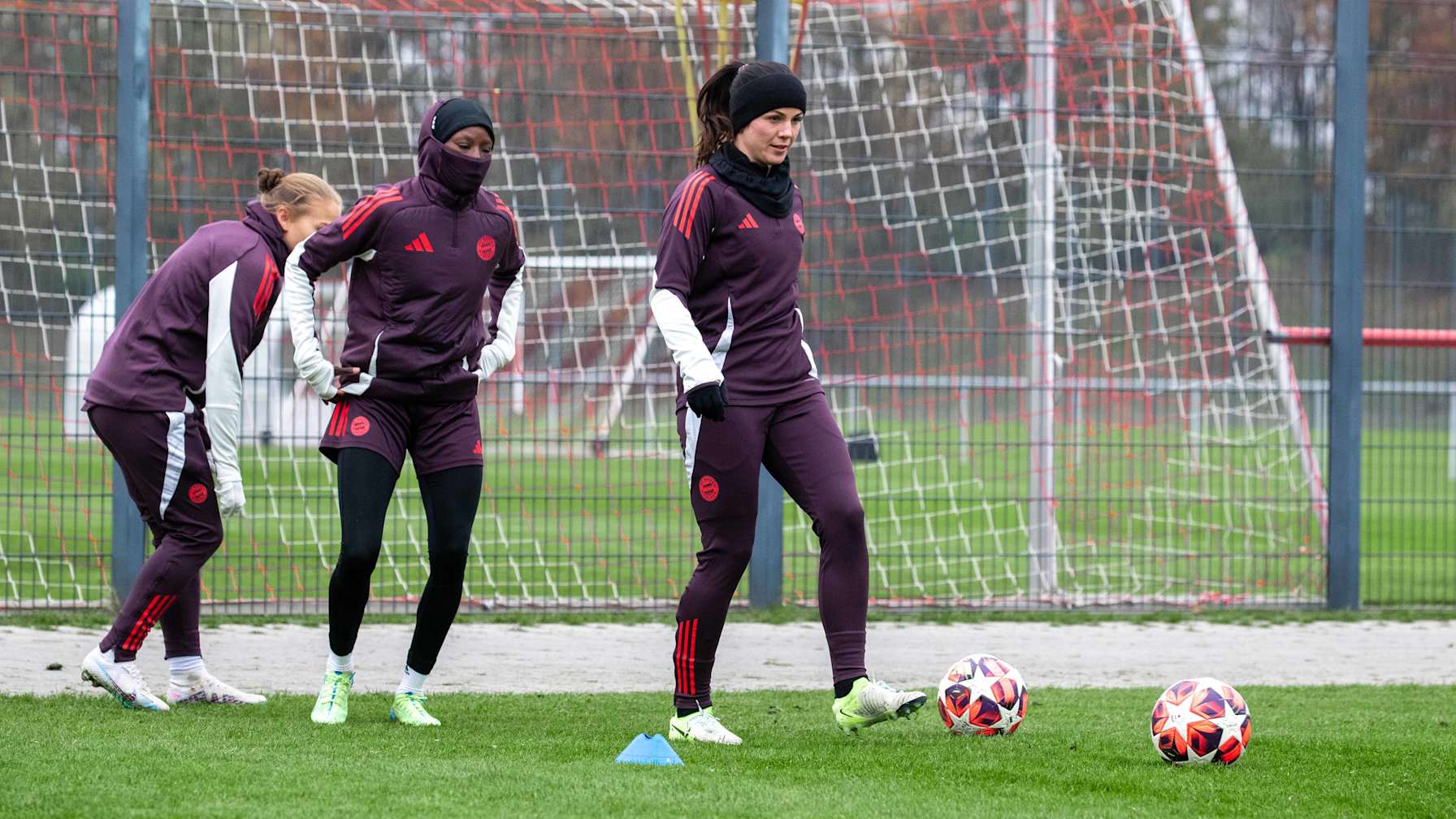 Tuva Hansen im Training der FC Bayern Frauen mit dem Ball am Fuß.