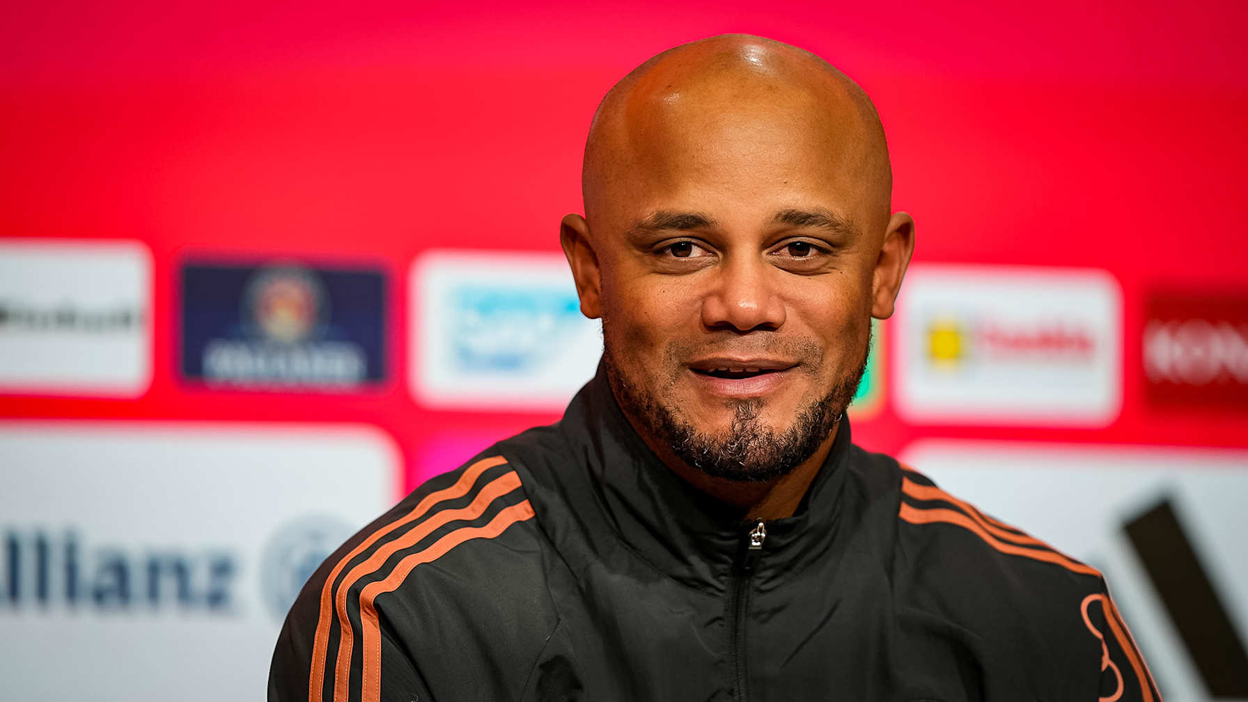 Vincent Kompany auf der Pressekonferenz nach dem Bundesliga-Spiel des FC Bayern gegen den FC Augsburg