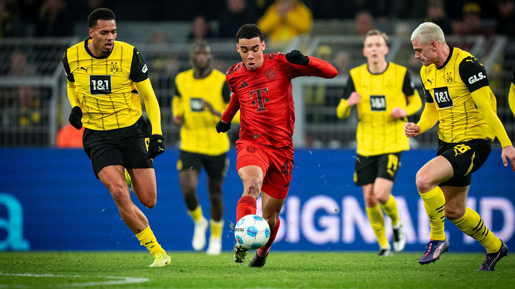 Spielszene aus dem Bundesliga-Duell Borussia Dortmund vs. FC Bayern
