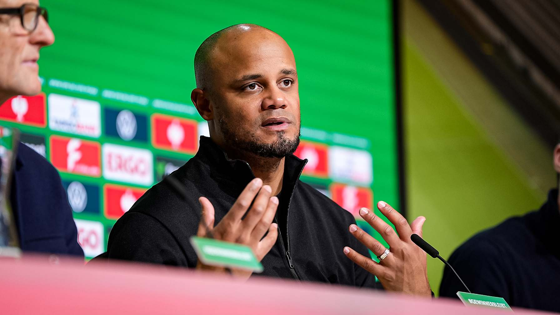 Vincent Kompany auf der Pressekonferenz nach dem Pokal-Spiel des FC Bayern gegen Bayer 04 Leverkusen