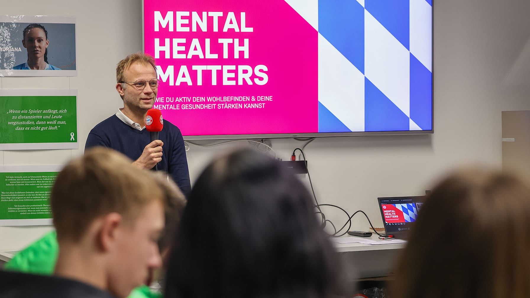 Benny Folkmann spricht beim Workshop des FC Bayern Teens Club