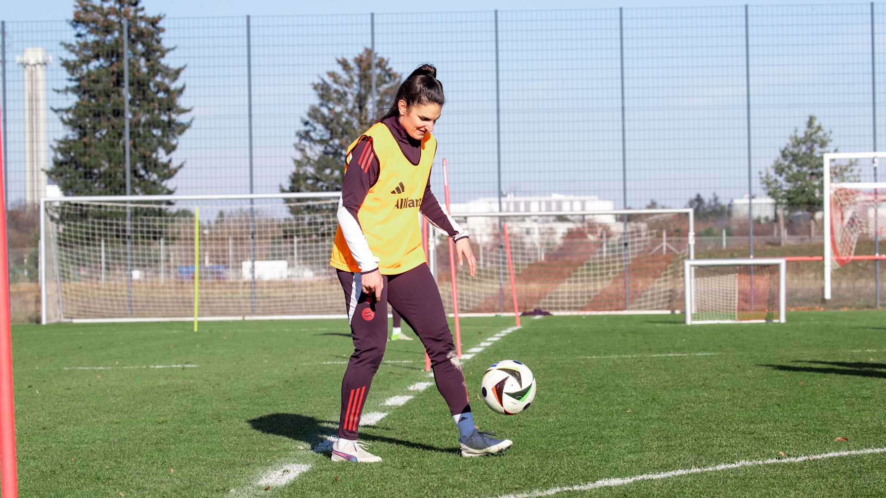 Jovana Damnjanović hält im Training der FC Bayern Frauen den Ball hoch.