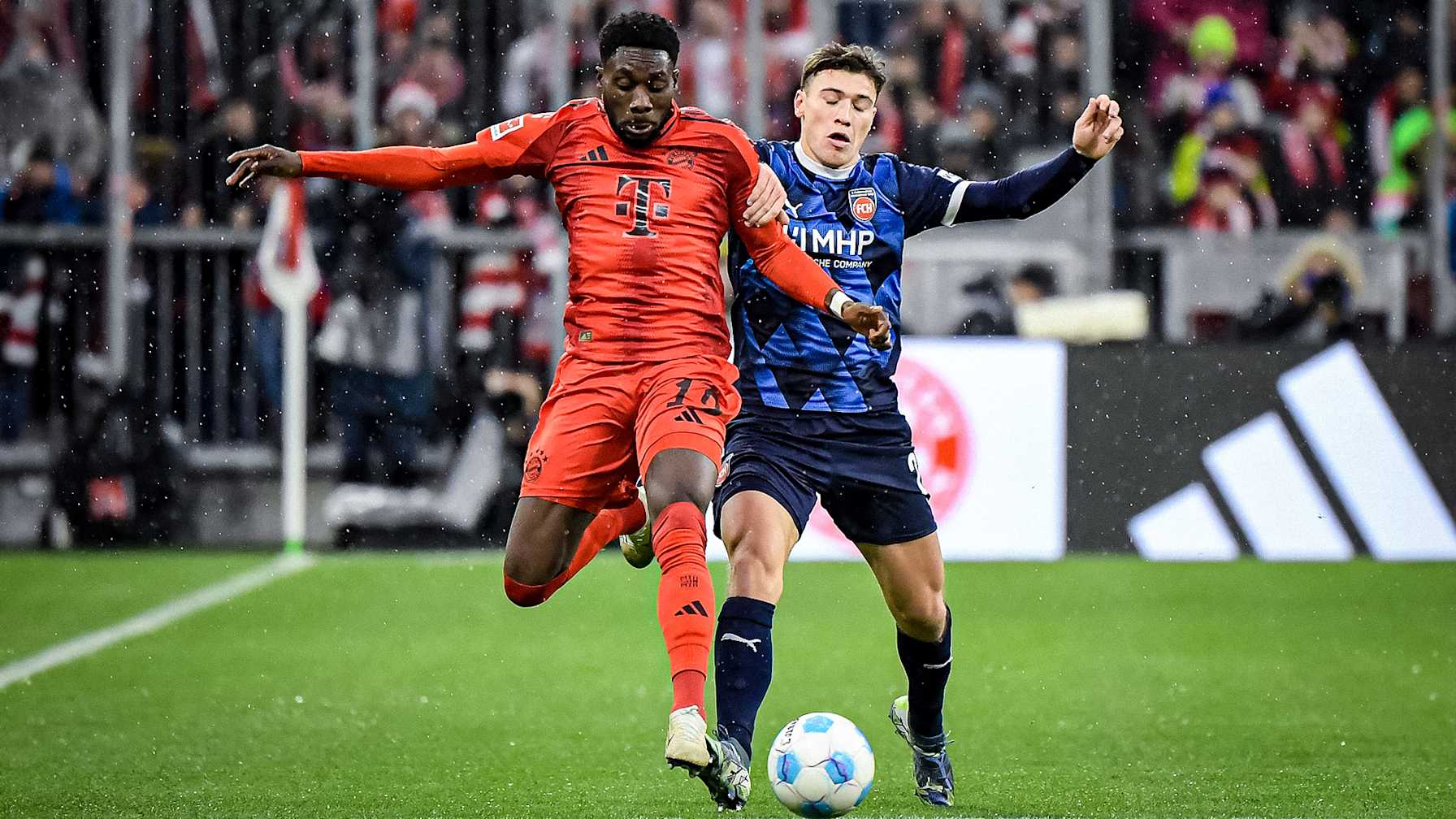 Spielszene aus dem Bundesliga-Duell FC Bayern vs. 1. FC Heidenheim