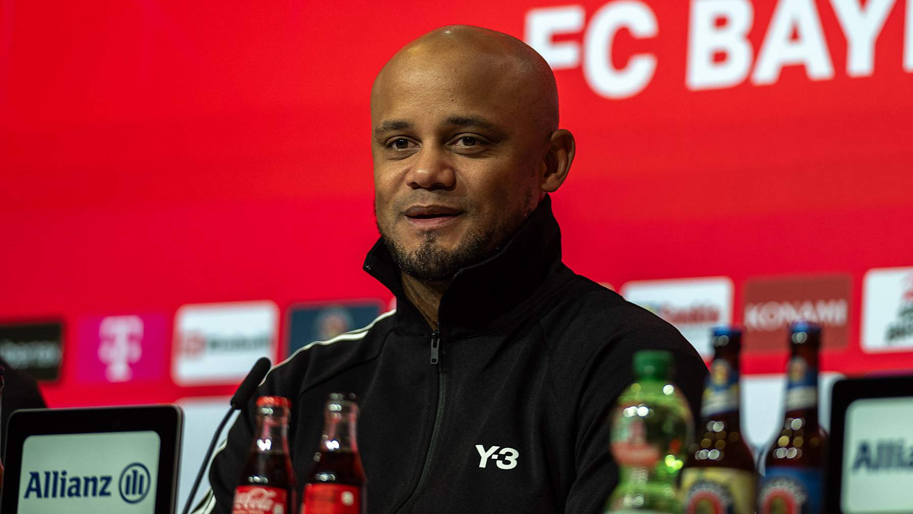 Vincent Kompany auf der Pressekonferenz nach dem Bundesliga-Spiel des FC Bayern gegen den 1. FC Heidenheim