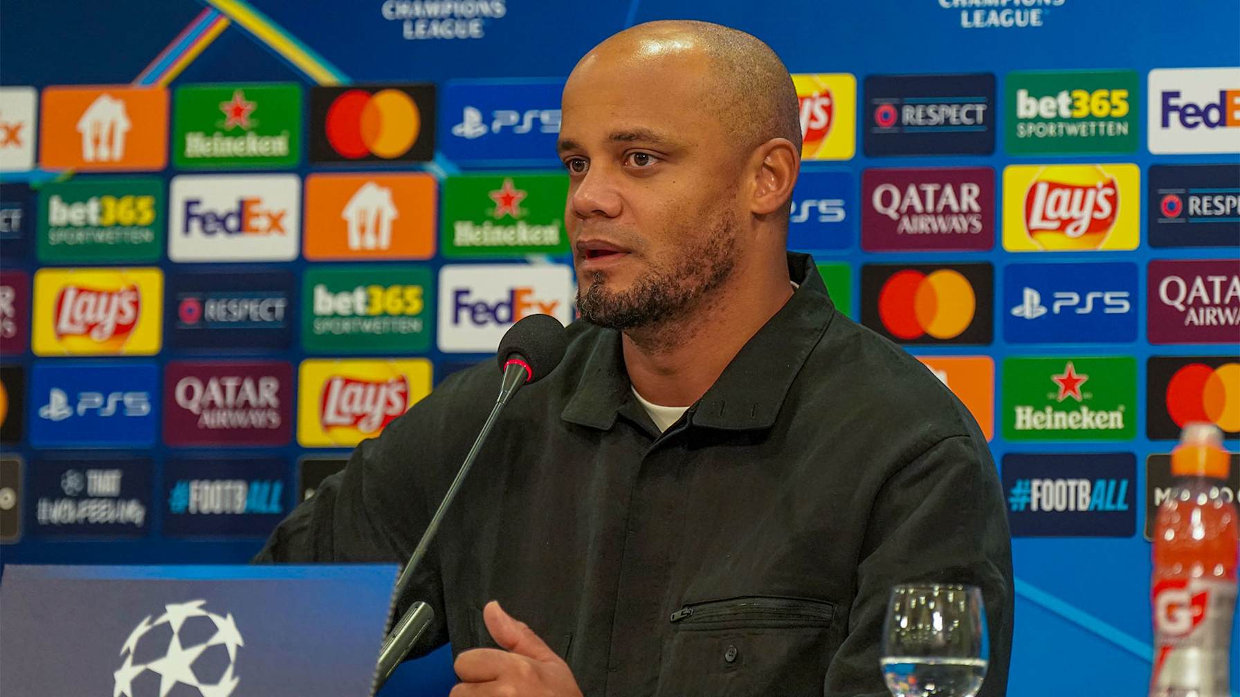 Vincent Kompany auf der Pressekonferenz nach dem Spiele gegen Shakhtar Donetsk