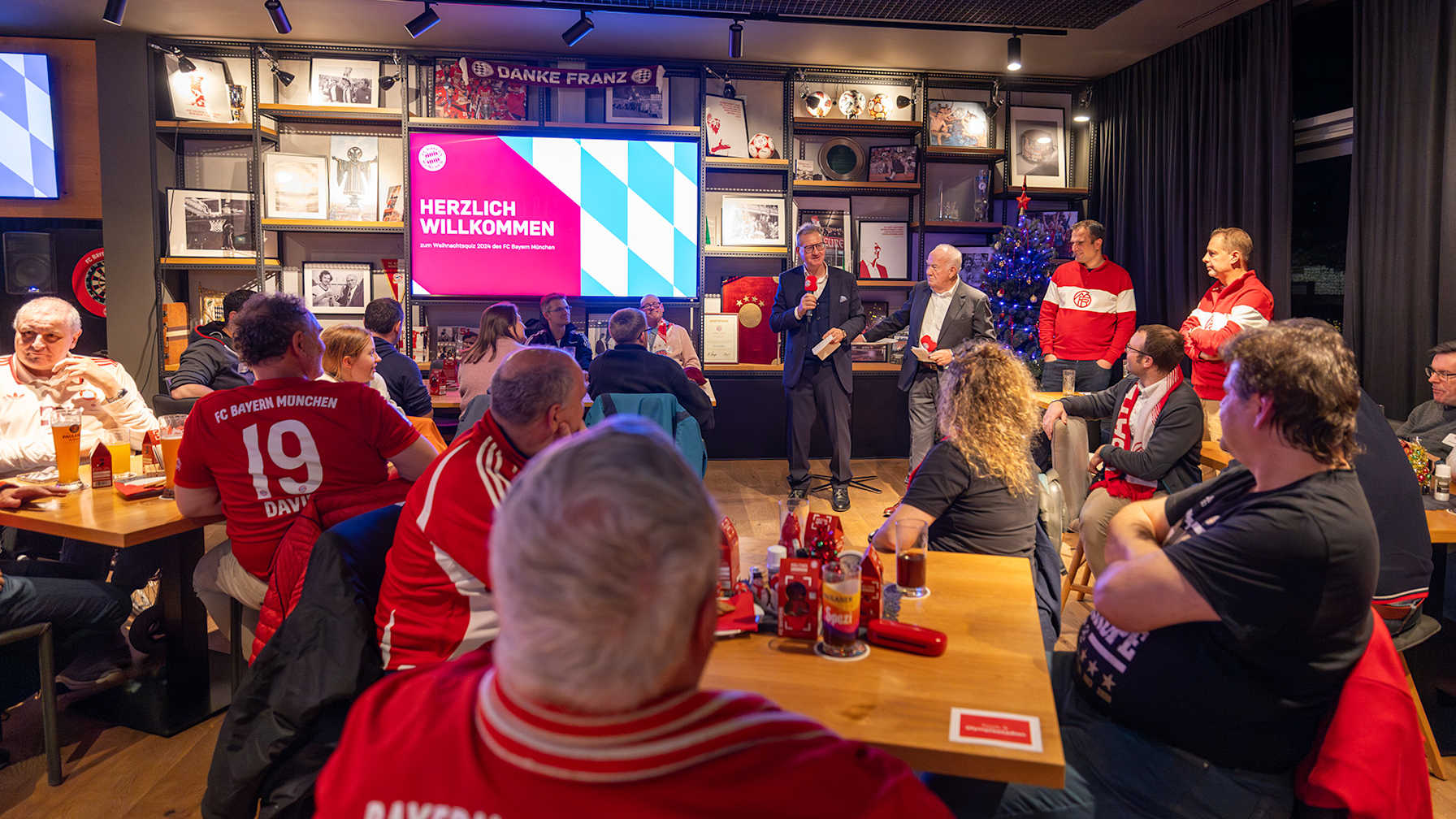 Prof Dr Dieter Mayer und Walter Mennekes sprechen beim Mitgliederquiz des FC Bayern