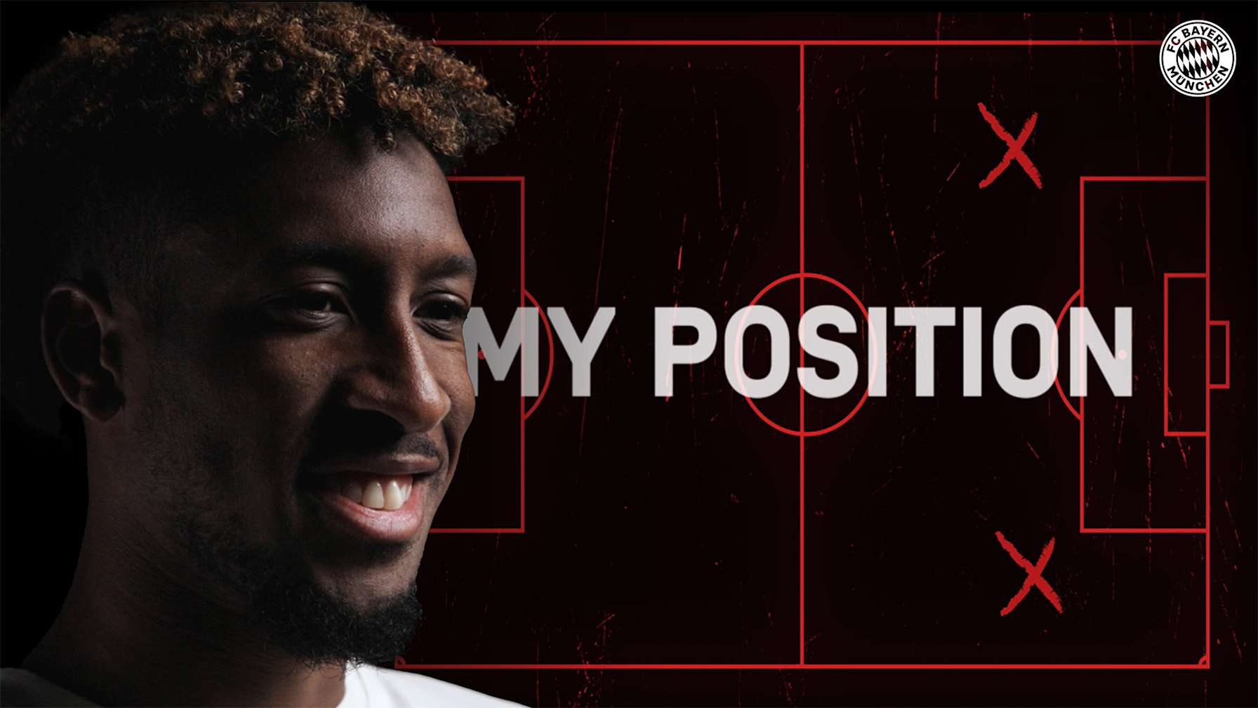 Kingsley Coman sitzt vor einem schwarzen Hintergrund.