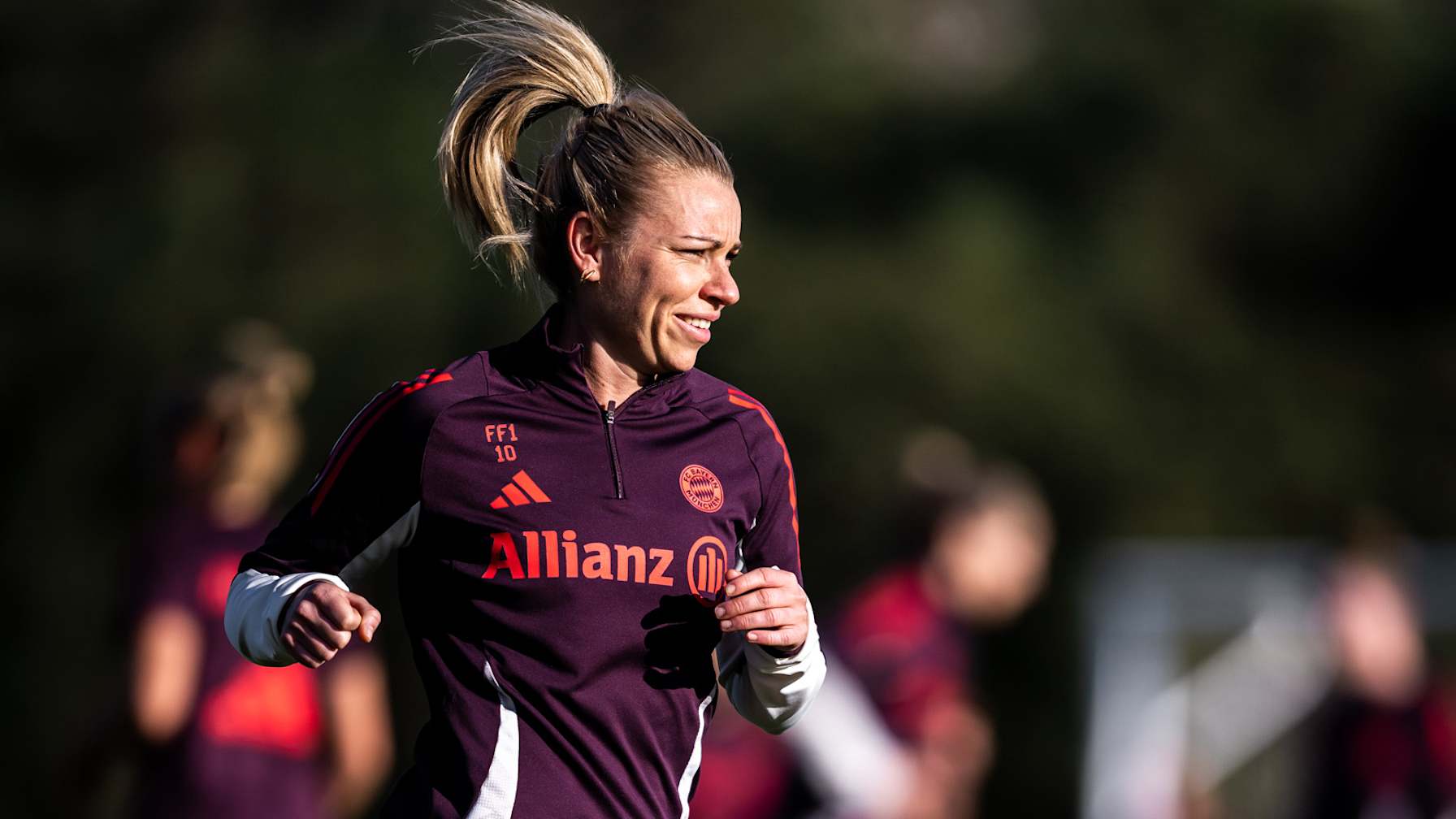 Linda Dallmann von den FC Bayern Frauen laufend auf dem Trainingsplatz.