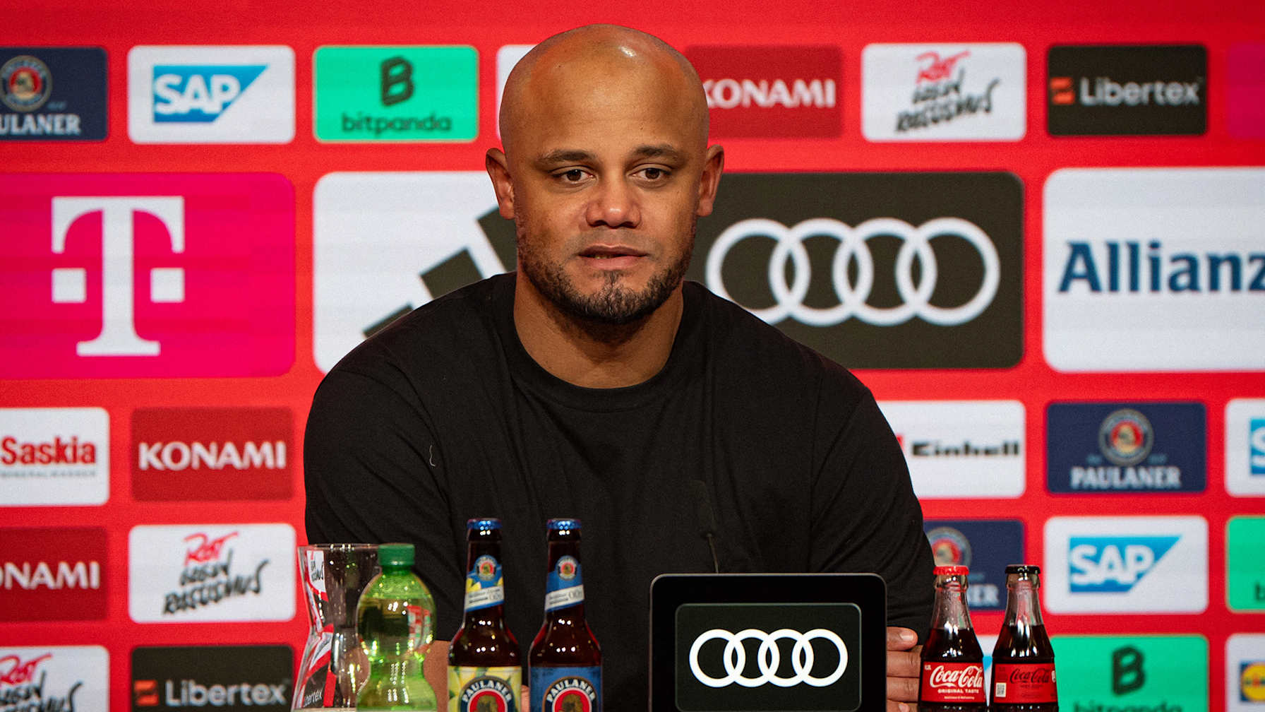 Vincent Kompany auf der Pressekonferenz nach dem Bundesliga-Spiel des FC Bayern gegen Wolfsburg